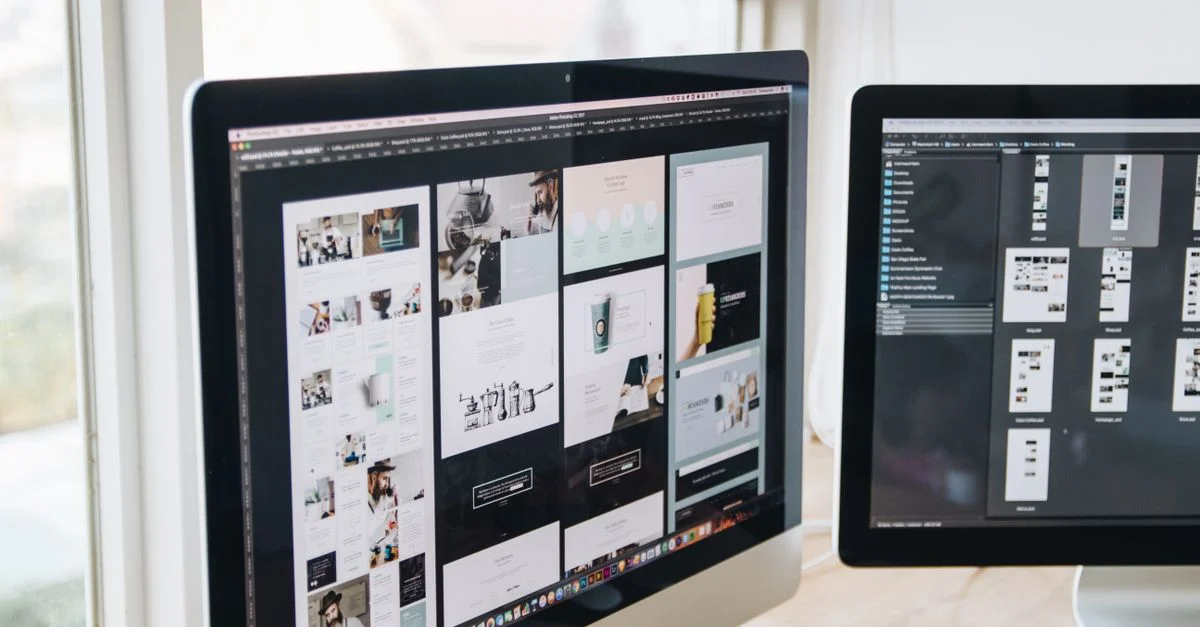 Bureau moderne avec des écrans doubles affichant un logiciel de design, idéal pour les thèmes technologiques et commerciaux.